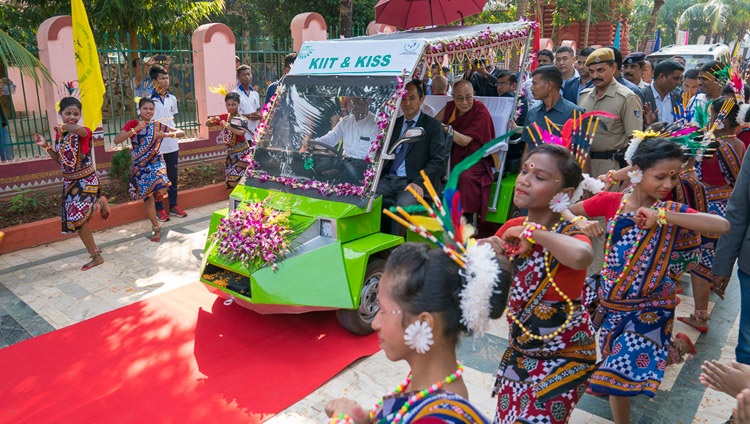 Estudiantes bailando bordeando el camino mientras Su Santidad el Dalái Lama se dirige al escenario de la Universidad KISS para la presentación del Premio Humanitario KISS en Bhubaneswar, Odisha, India, el 21 de noviembre de 2017. Foto de Tenzin Choejor