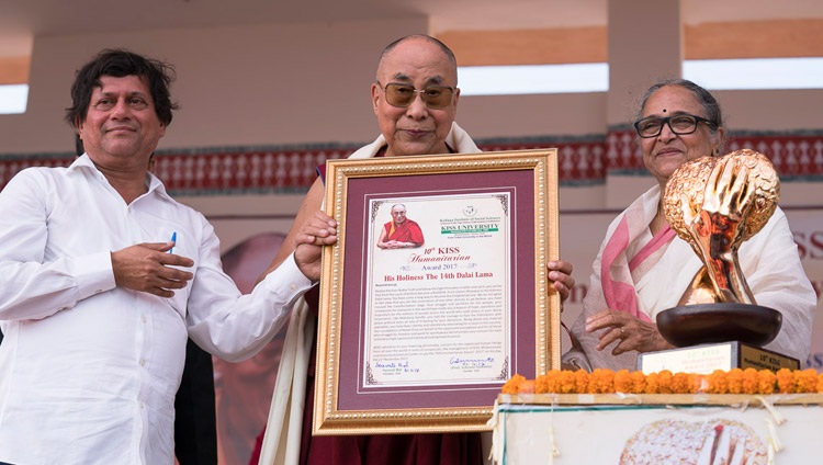 Su Santidad el Dalái Lama con el Premio Humanitario KISS que le fue entregado en la Universidad KISS en Bhubaneswar, Odisha (India) el 21 de noviembre de 2017. Foto de Tenzin Choejor