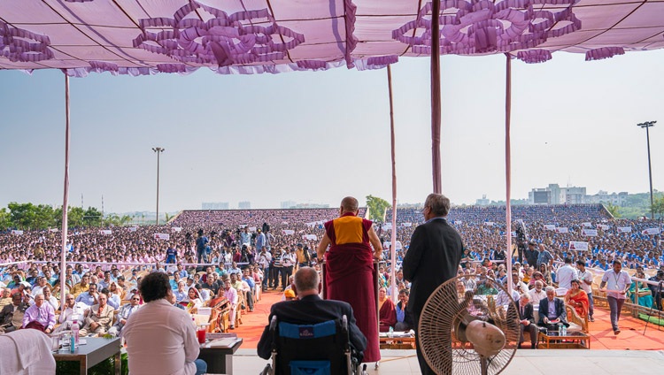 Su Santidad el Dalái Lama hablando ante una multitud de más de 25.000 estudiantes en la Universidad KISS en Bhubaneswar, Odisha, India, el 21 de noviembre de 2017. Foto de Tenzin Choejor