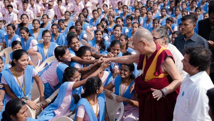 Su Santidad el Dalái Lama tendiendo la mano a algunos de los más de 25.000 estudiantes reunidos en la Universidad KISS para la entrega del Premio Humanitario KISS en Bhubaneswar, Odisha (India) el 21 de noviembre de 2017. Foto de Tenzin Choejor