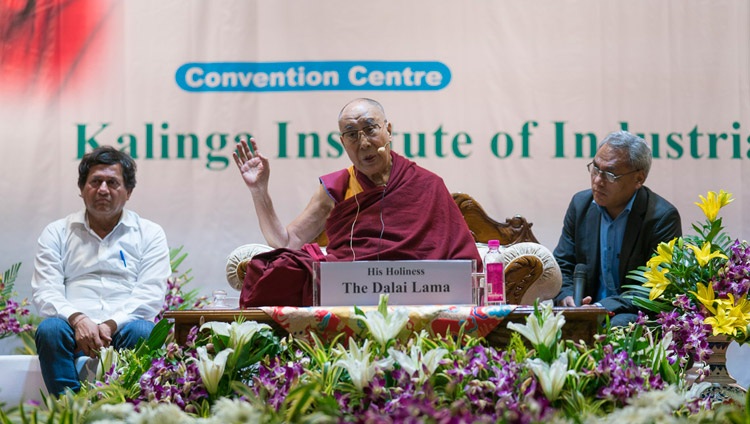 Su Santidad el Dalái Lama hablando en la Universidad KIIT en Bhubaneswar, Odisha, India, el 21 de noviembre de 2017. Foto de Tenzin Choejor