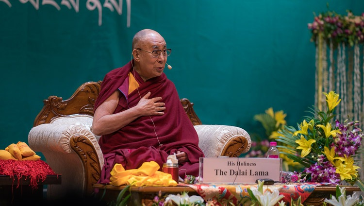 Su Santidad el Dalái Lama hablando a 1600 tibetanos del asentamiento de Phuntsokling en Chandragiri reunidos en el auditorio del KIIT en Bhubaneswar, Odisha, India el 21 de noviembre de 2017. Foto de Tenzin Choejor