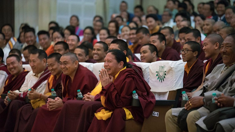  Miembros de la comunidad tibetana del asentamiento de Phuntsokling en Chandragiri escuchando a Su Santidad el Dalái Lama durante su reunión en el auditorio del KIIT en Bhubaneswar, Odisha, India, el 21 de noviembre de 2017. Foto de Tenzin Choejor