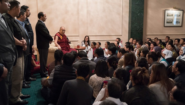 Su Santidad el Dalái Lama dirigiéndose a los miembros de la comunidad tibetana en Calcuta, India, el 23 de noviembre de 2017. Foto de Tenzin Choejor