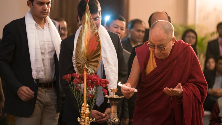 Su Santidad el Dalái Lama encendiendo una lámpara para iniciar su charla a los miembros de la Cámara de Comercio de la India en Calcuta, India, el 23 de noviembre de 2017. Foto de Tenzin Choejor