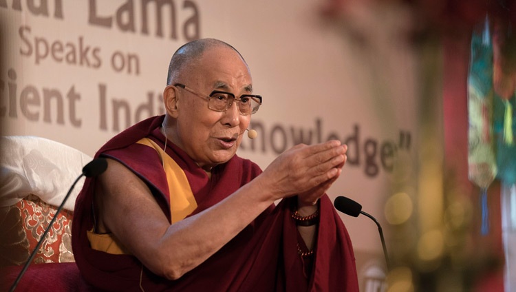 Su Santidad el Dalái Lama dirigiéndose a los miembros de la Cámara de Comercio de la India en Calcuta, India, el 23 de noviembre de 2017. Foto de Tenzin Choejor