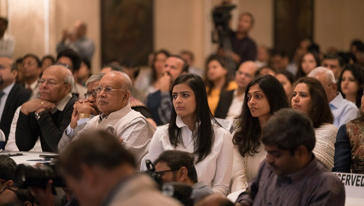 Miembros del público escuchando a Su Santidad el Dalái Lama hablando en Calcuta, India, el 23 de noviembre de 2017. Foto de Tenzin Choejor