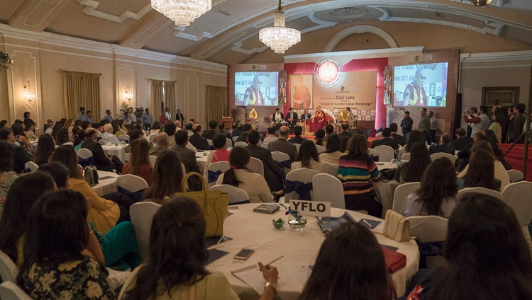  Su Santidad el Dalái Lama hablando a más de 250 miembros e invitados de la Cámara de Comercio de la India en Calcuta, India, el 23 de noviembre de 2017. Foto de Tenzin Choejor