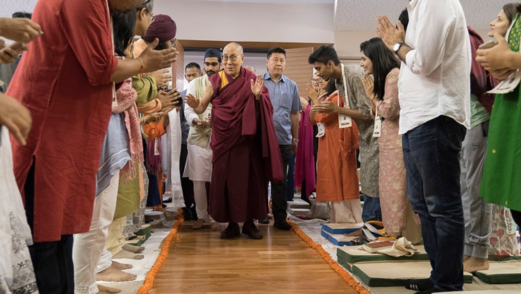 Su Santidad el Dalái Lama llega al Auditorio del Campus Somaiya Vidyavihar al comienzo del segundo día de sus enseñanzas en Mumbai, India, el 9 de diciembre de 2017. Foto de Lobsang Tsering