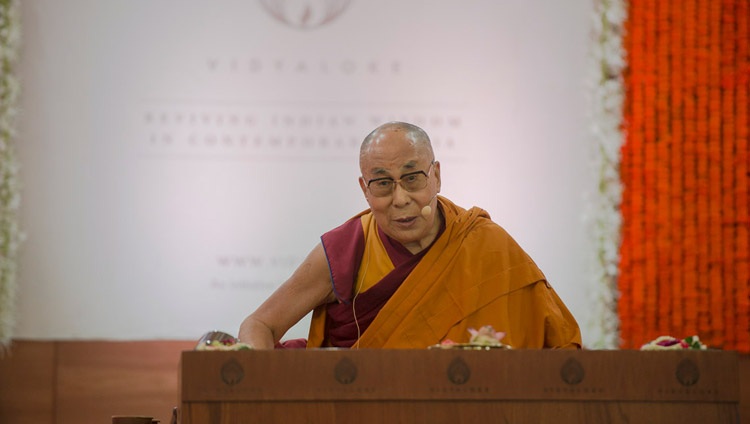 Su Santidad el Dalái Lama hablando en el segundo día de sus enseñanzas en el Auditorio del Campus Somaiya Vidyavihar en Mumbai, India el 9 de diciembre de 2017. Foto de Lobsang Tsering