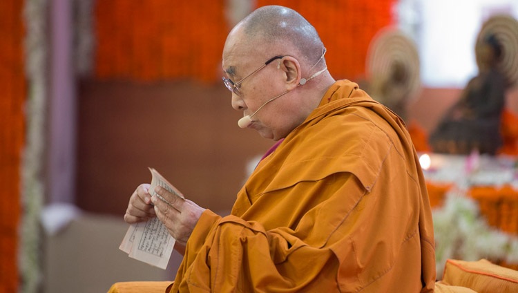 Su Santidad el Dalái Lama leyendo el texto el segundo día de sus enseñanzas en el Auditorio del Campus Somaiya Vidyavihar en Mumbai, India, el 9 de diciembre de 2017. Foto de Lobsang Tsering