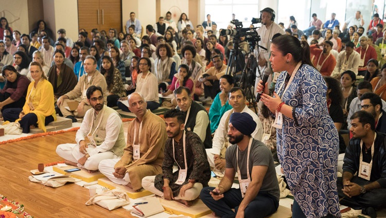  Un miembro de la audiencia hizo una pregunta a Su Santidad el Dalái Lama en el segundo día de enseñanzas en el Auditorio del Campus Somaiya Vidyavihar en Mumbai, India, el 9 de diciembre de 2017. Foto de Lobsang Tsering