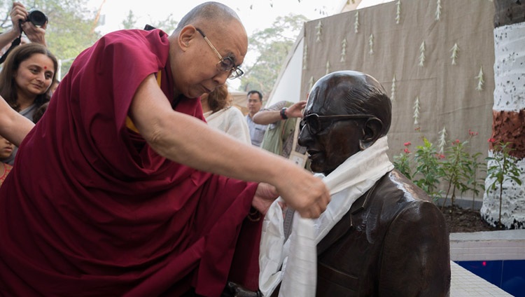  Su Santidad el Dalái Lama inaugurando una estatua del Dr. Shantilal Somaiya, padre del actual Presidente, Samir Somaiya e hijo del fundador a su llegada a Somaiya Vidyavihar en Mumbai, India el 10 de diciembre de 2017. Foto de Lobsang Tsering
