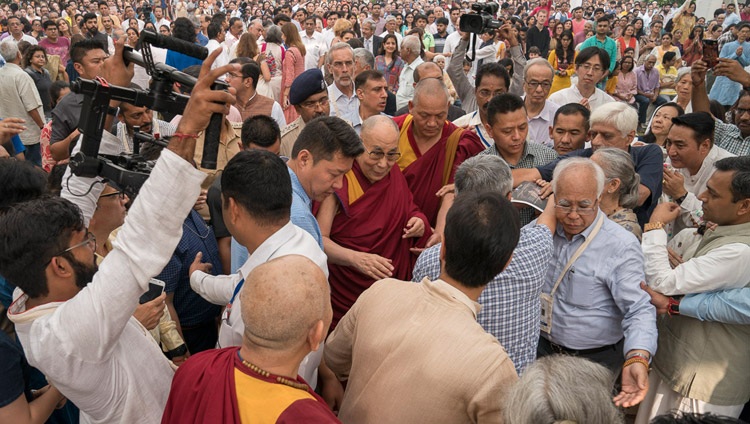 Su Santidad el Dalái Lama se abre paso entre una multitud de más de 2.000 personas en su camino hacia el estrado para comenzar su charla en Somaiya Vidyavihar en Mumbai, India, el 10 de diciembre de 2017. Foto de Lobsang Tsering