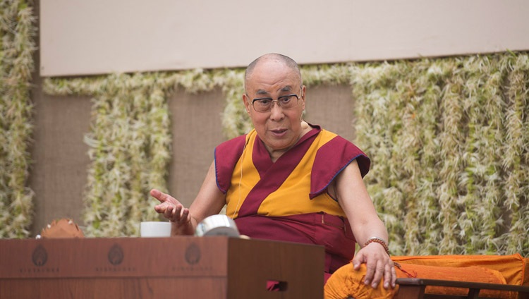 Su Santidad el Dalái Lama hablando en Somaiya Vidyavihar en Mumbai, India el 10 de diciembre de 2017. Foto de Lobsang Tsering