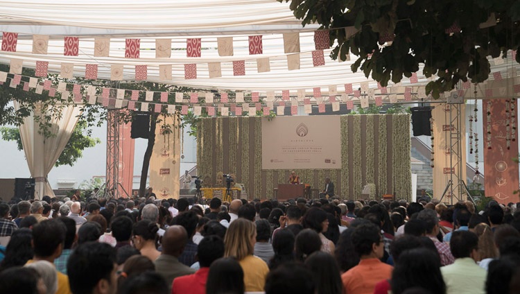 Una vista del escenario instalado bajo un gran toldo, lugar de la charla de Su Santidad el Dalái Lama en Somaiya Vidyavihar en Mumbai, India, el 10 de diciembre de 2017. Foto de Lobsang Tsering