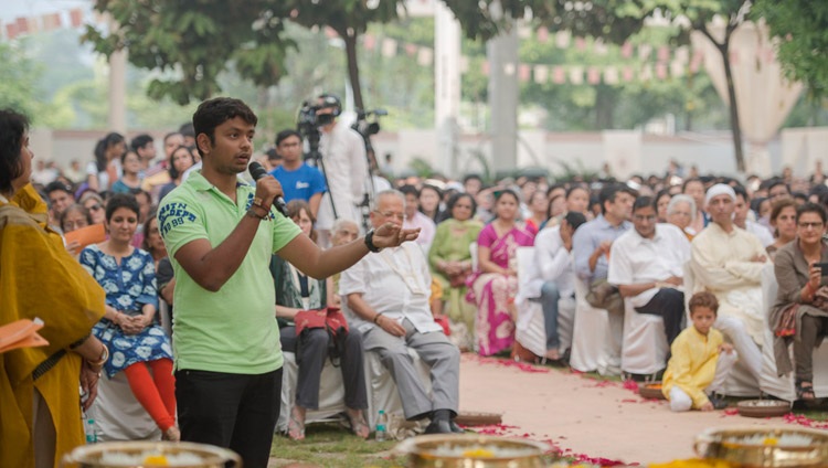 Un miembro de la audiencia hizo una pregunta a Su Santidad el Dalái Lama durante su discurso en Somaiya Vidyavihar en Mumbai, India, el 10 de diciembre de 2017. Foto de Lobsang Tsering
