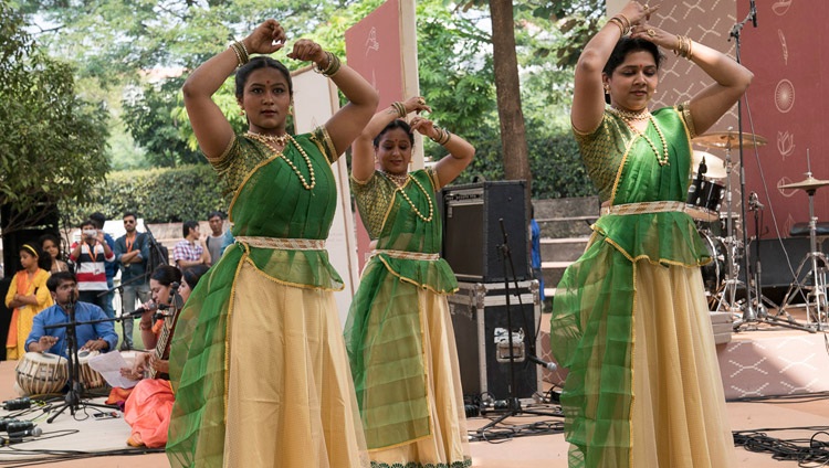 Un grupo de artistas ofreciendo un espectáculo de danza tradicional india dedicado a Avalokitishvara antes de la partida de Su Santidad el Dalái Lama después de su charla en Somaiya Vidyavihar en Mumbai, India, el 10 de diciembre de 2017. Foto de Lobsang Tsering