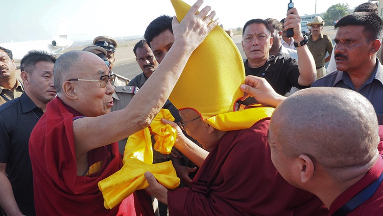 Sharpa Choejey Rinpoche dando la bienvenida a Su Santidad el Dalái Lama a su llegada al aeropuerto de Hubli, Karnataka, India, el 11 de diciembre de 2017. Foto de Jeremy Russell