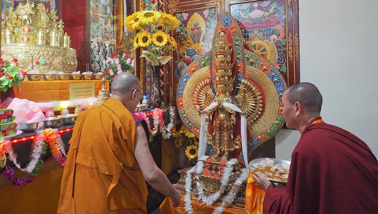 Su Santidad el Dalái Lama rindiendo sus respetos en el templo del monasterio de Drepung Lachi en Mundgod, Karnataka, India, el 11 de diciembre de 2017. Foto de Jeremy Russell