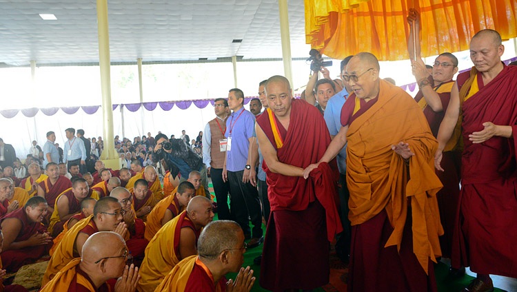 Su Santidad el Dalái Lama saluda a los miembros de la multitud cuando llega al campo de debate de Drepung Loseling en Mundgod, Karnataka, India, el 12 de diciembre de 2017. Foto de Lobsang Tsering