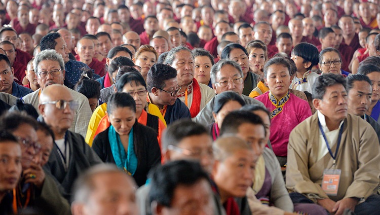 Miembros de la multitud de más de 8.500 personas que escucharon a Su Santidad el Dalái Lama en el campo de debate de Drepung Loseling en Mundgod, Karnataka, India, el 12 de diciembre de 2017. Foto de Lobsang Tsering