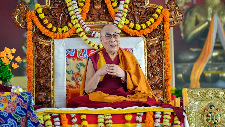 Su Santidad el Dalái Lama hablando en el campo de debate de Drepung Loseling en Mundgod, Karnataka, India el 12 de diciembre de 2017. Foto de Lobsang Tsering