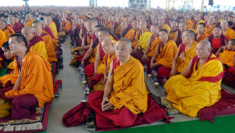Algunos de los más de 5.000 monjes y monjas que asistieron a la charla de Su Santidad el Dalái Lama en el campo de debate de Drepung Loseling en Mundgod, Karnataka, India, el 12 de diciembre de 2017. Foto de Lobsang Tsering
