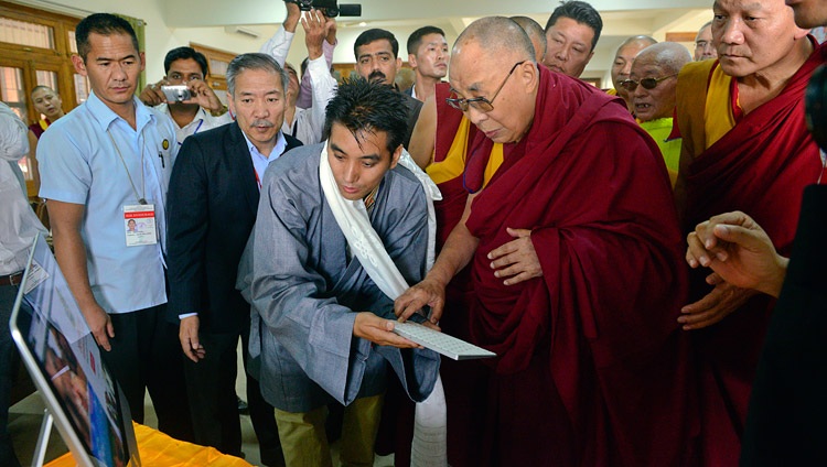 Su Santidad el Dalái Lama lanzando el nuevo sitio web del Centro de Meditación y Ciencia en el Monasterio Drepung Loseling, Mundgod, Karnataka, India el 14 de diciembre de 2017. Foto de Lobsang Tsering