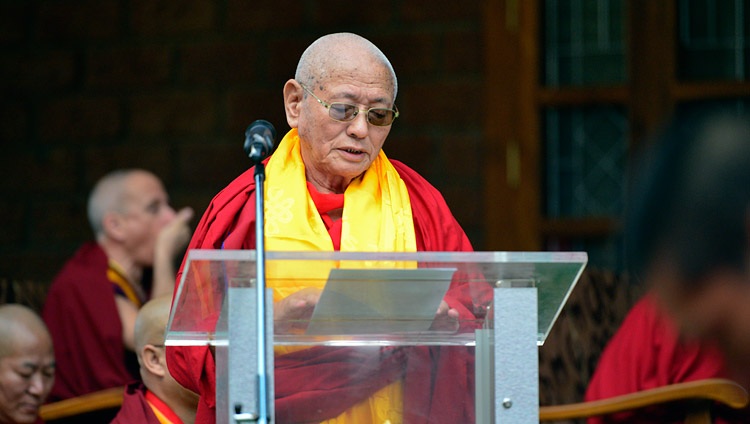 El Abad de Drepung Loseling Gueshe Lobsang Yeshi dando la bienvenida a Su Santidad el Dalái Lama e invitados a la inauguración del Centro de Meditación y Ciencia en el Monasterio Drepung Loseling, Mundgod, Karnataka, India, el 14 de diciembre de 2017. Foto de Lobsang Tsering
