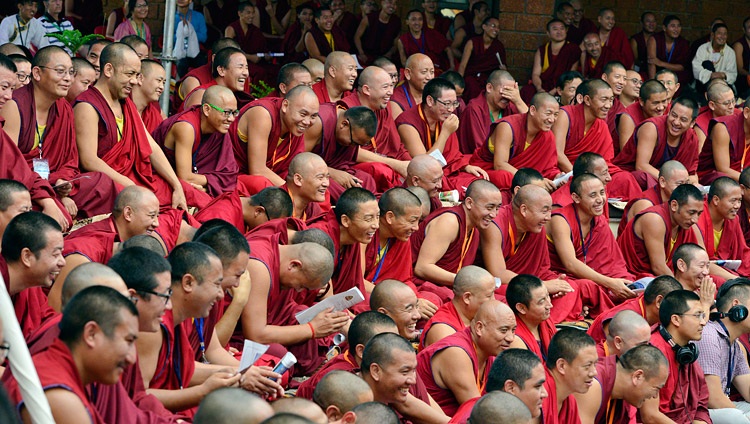 Algunos de los más de 400 monjes que escucharon a Su Santidad el Dalái Lama en la inauguración del Centro de Meditación y Ciencia en el Monasterio Drepung Loseling, Mundgod, Karnataka, India el 14 de diciembre de 2017. Foto de Lobsang Tsering