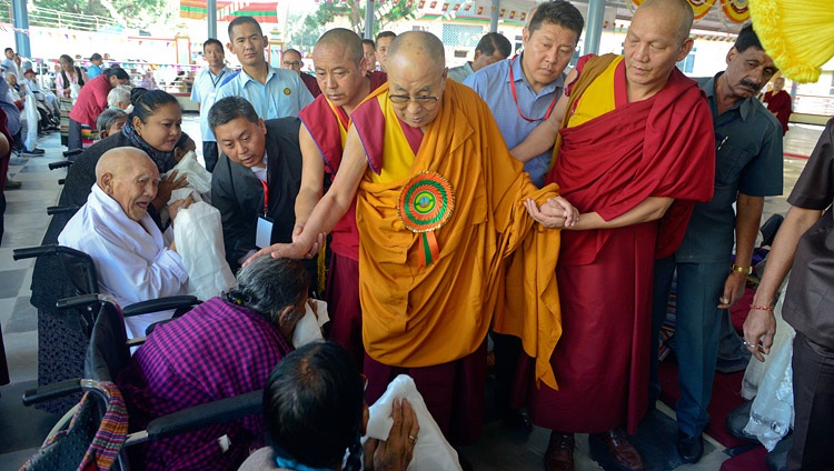 Su Santidad el Dalai Lama saluda a los ancianos tibetanos cuando llega al nuevo patio de debate del convento Jangchub Choeling en Mundgod, Karnataka, India, el 15 de diciembre de 2017. Foto de Lobsang Tsering