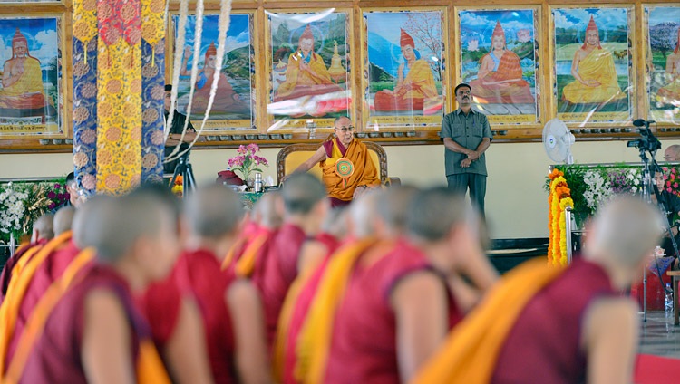 Su Santidad el Dalai Lama hablando en la inauguración del nuevo patio de debate en el convento Jangchub Choeling en Mundgod, Karnataka, India, el 15 de diciembre de 2017. Foto de Lobsang Tsering