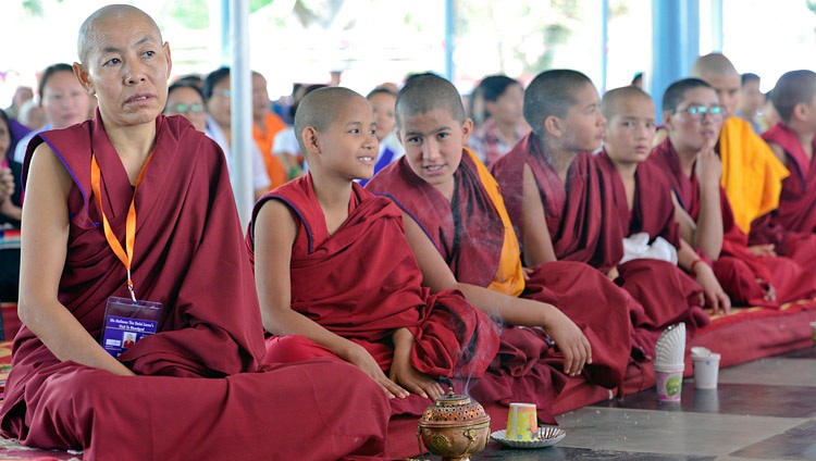 Monjas del convento de Jangchub Choeling asistiendo a la inauguración del nuevo patio de debate en el convento de Mundgod, Karnataka, India, el 15 de diciembre de 2017. Foto de Lobsang Tsering