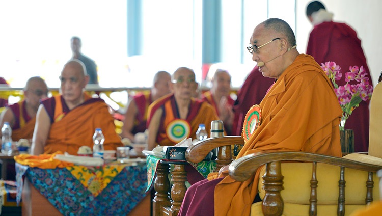 Su Santidad el Dalai Lama hablando en la inauguración del nuevo campo de debate en el convento Jangchub Choeling en Mundgod, Karnataka, India, el 15 de diciembre de 2017. Foto de Lobsang Tsering