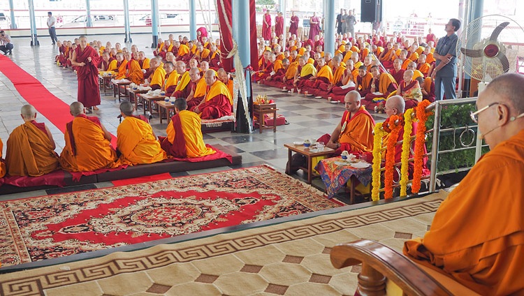 Monjas demostrando debate frente a Su Santidad el Dalai Lama en la inauguración del nuevo campo de debate en el Convento Jangchub Choeling en Mundgod, Karnataka, India, el 15 de diciembre de 2017. Foto de Jeremy Russell