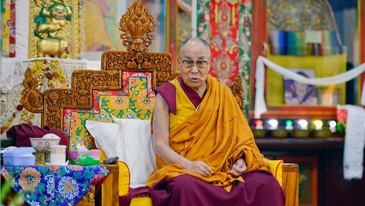  Su Santidad el Dalai Lama hablando en el Monasterio Ganden Lachi en Mundgod, Karnataka, India el 15 de diciembre de 2017. Foto de Lobsang Tsering