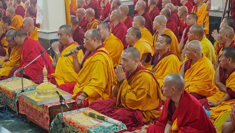 El Maestro de Canto dirige las oraciones mientras Su Santidad el Dalái Lama llega al Salón de Asambleas de Ganden Lachi en Mundgod, Karnataka, India, el 17 de diciembre de 2017. Foto de Jeremy Russell