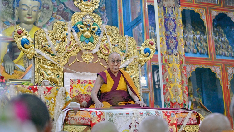 Su Santidad el Dalái Lama durante su enseñanza en el Monasterio Ganden Lachi en Mundgod, Karnataka, India el 17 de diciembre de 2017. Foto de Lobsang Tsering
