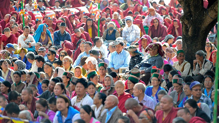 Algunos de los más de 8.000 tibetanos y personas de la región del Himalaya que asistieron a las enseñanzas de Su Santidad el Dalái Lama en el Monasterio Ganden Lachi en Mundgod, Karnataka, India, el 17 de diciembre de 2017. Foto de Lobsang Tsering