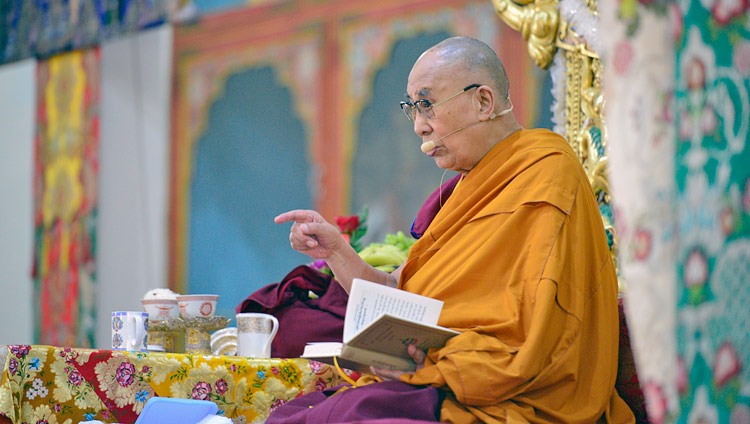 Su Santidad el Dalái Lama comentando el texto «Tres aspectos principales del camino» durante su enseñanza en el Monasterio Ganden Lachi en Mundgod, Karnataka, India el 17 de diciembre de 2017. Foto de Lobsang Tsering