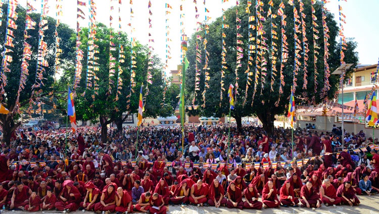  Una vista del patio con más de 8.000 tibetanos y personas de la región del Himalaya que asistieron a las enseñanzas de Su Santidad el Dalái Lama en el Monasterio Ganden Lachi en Mundgod, Karnataka, India, el 17 de diciembre de 2017. Foto de Lobsang Tsering