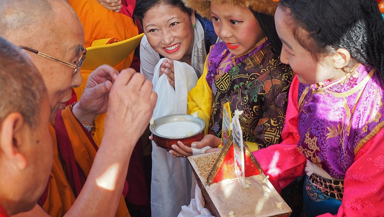Niños tibetanos vestidos con trajes tradicionales ofreciendo a Su Santidad el Dalai Lama una tradicional bienvenida a su llegada al Monasterio Sera Mey en Bylakuppe, Karnataka, India el 21 de diciembre de 2017. Foto de Jeremy Russell