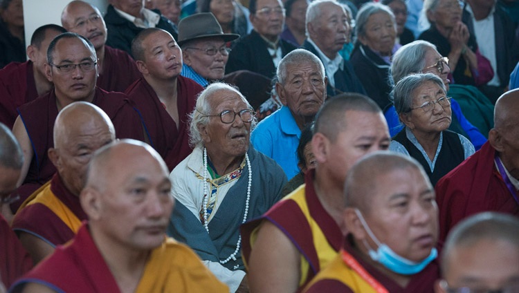Algunos de los más de 8000 monjes, monjas y miembros de la comunidad tibetana que asistieron a la inauguración del nuevo patio de debate del Monasterio Sera Mey en Bylakuppe, Karnataka, India, el 21 de diciembre de 2017. Foto de Lobsang Tsering