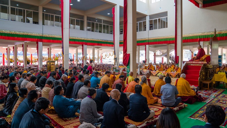 Su Santidad el Dalái Lama hablando en la inauguración del nuevo patio de debate del Monasterio Sera Mey en Bylakuppe, Karnataka, India, el 21 de diciembre de 2017. Foto de Lobsang Tsering