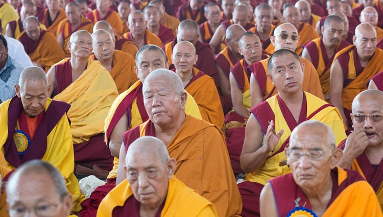 Algunos de los más de 8000 monjes, monjas y miembros de la comunidad tibetana que asistieron a la inauguración del nuevo patio de debate del Monasterio Sera Mey en Bylakuppe, Karnataka, India, el 21 de diciembre de 2017. Foto de Lobsang Tsering