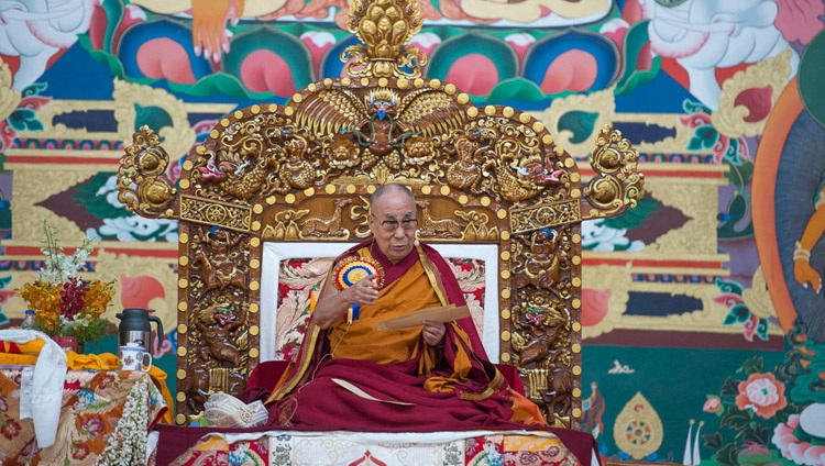 Su Santidad el Dalái Lama enseñando sobre la «Alabanza a la Interdependencia» como parte de la ceremonia de inauguración del nuevo patio de debate en el Monasterio Sera Mey en Bylakuppe, Karnataka, India, el 21 de diciembre de 2017. Foto de Lobsang Tsering