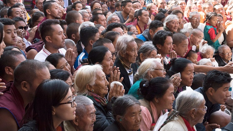 Miembros de la comunidad tibetana observando la partida de Su Santidad el Dalái Lama al concluir la inauguración del nuevo patio de debate del Monasterio Sera Mey en Bylakuppe, Karnataka, India, el 21 de diciembre de 2017. Foto de Lobsang Tsering