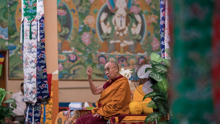 Su Santidad el Dalái Lama se dirigió a los peregrinos tibetanos recién llegados del Tibet y a los profesores tibetanos que se reunieron para un taller sobre Ética Secular en el Salón de Asambleas de Sera Lachi en Bylakuppe, Karnataka, India, el 22 de diciembre de 2017. Foto de Tenzin Choejor