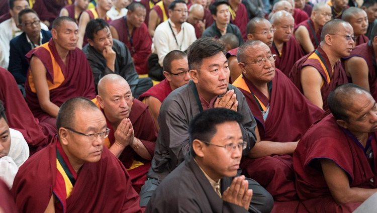 Los docentes tibetanos se reunieron en un taller sobre Ética Secular escuchando a Su Santidad el Dalái Lama durante su reunión en el Salón de Asambleas de Sera Lachi en Bylakuppe, Karnataka, India, el 22 de diciembre de 2017. Foto de Tenzin Choejor